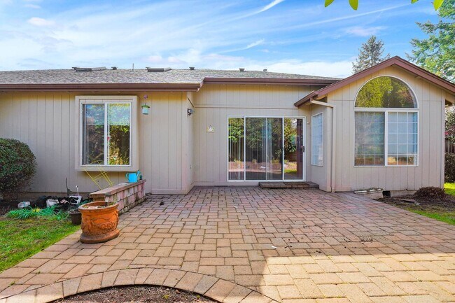 Foto del edificio - Spacious 3 bed, 2 bath with office (office can be used as 4th bedroom).