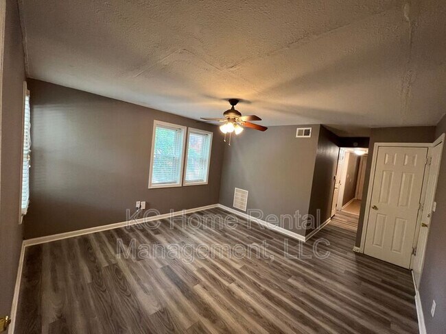 Building Photo - 1110 W 41st Terrace
