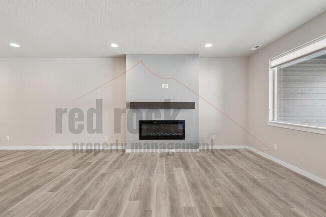 Foto del edificio - 1326 N Tschirley Rd