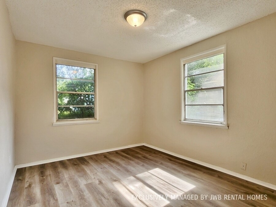 Building Photo - 1555 W 5th St