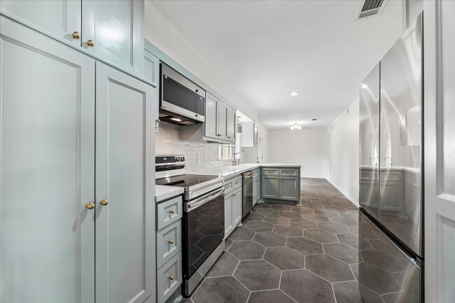 Foto del edificio - 2203 Bron Holly Dr