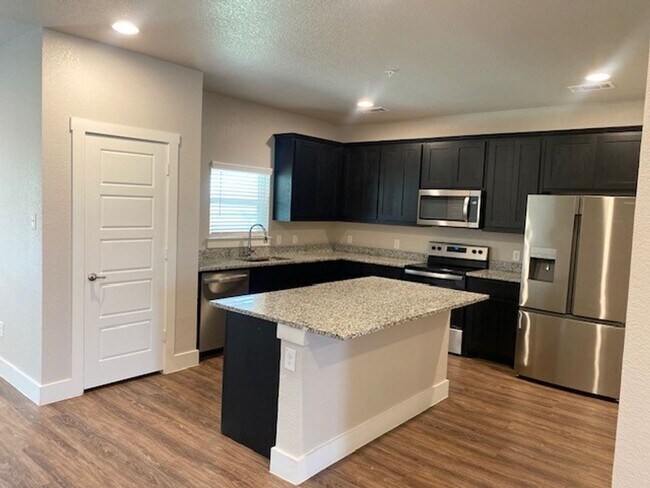 Foto del edificio - Large Townhome on corner lot