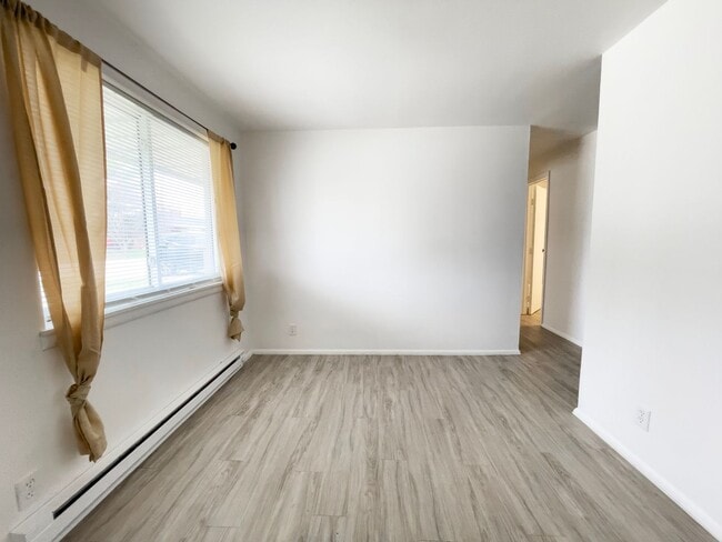 Building Photo - Your Next Home in the Heart of Yorktown Sc...