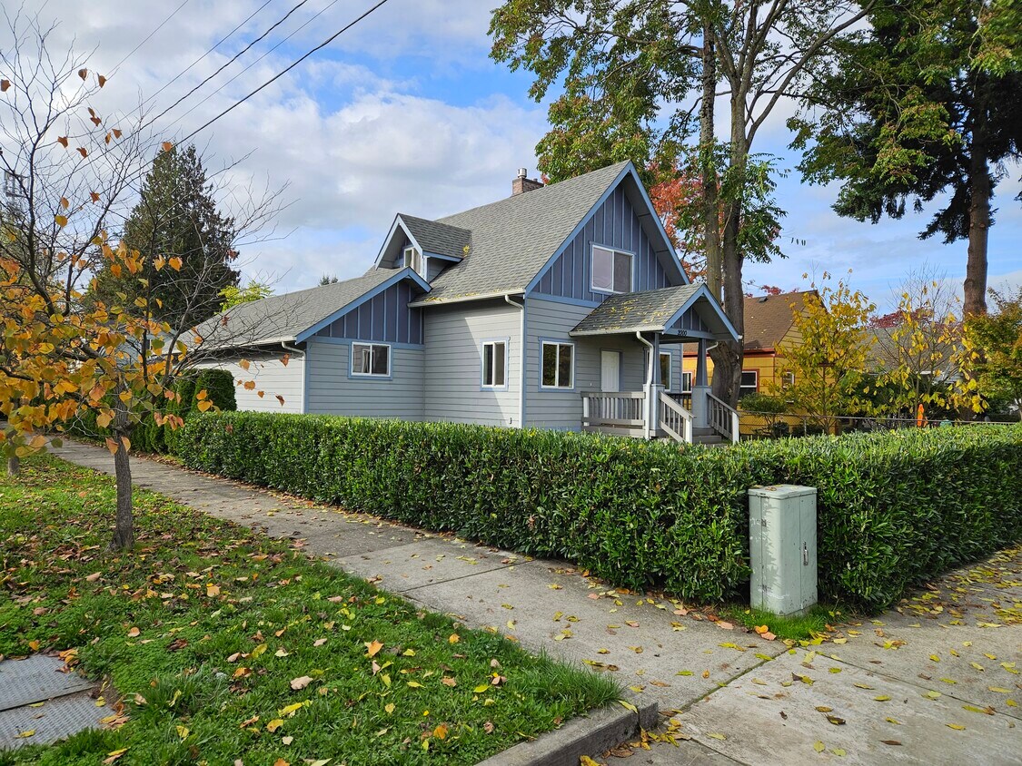 Primary Photo - 2000 Simpson Ave