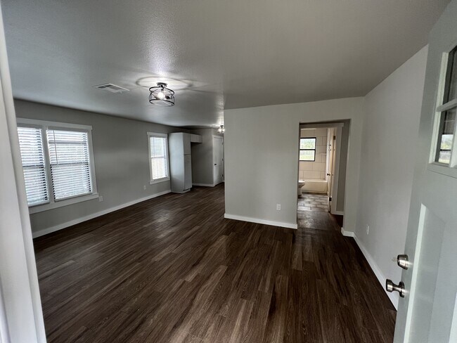 Foto del edificio - 1441 NE 10th St