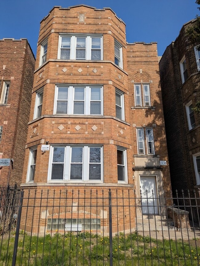 Building Photo - 7545 S May St