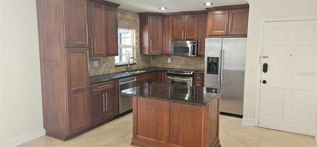Building Photo - 8822 Bay Pointe Dr