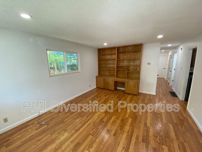 Foto del edificio - 4621 Aster Dr