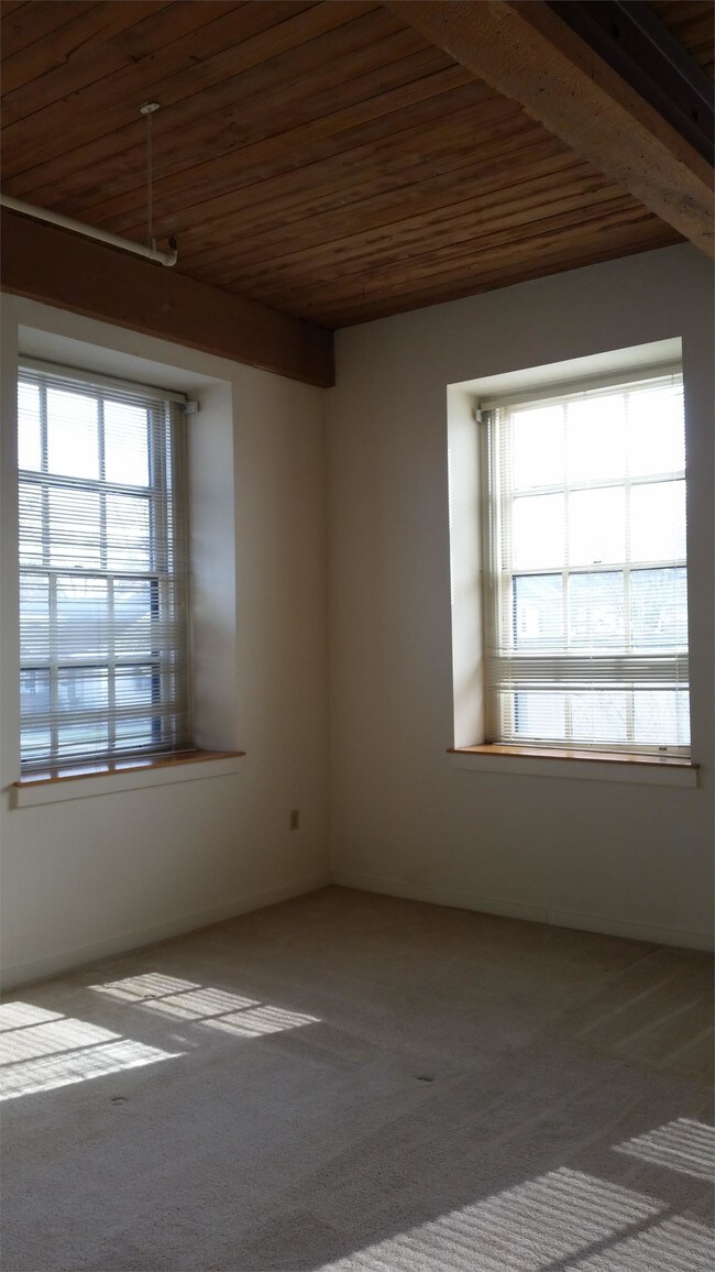 Building Photo - 201 N Chestnut St