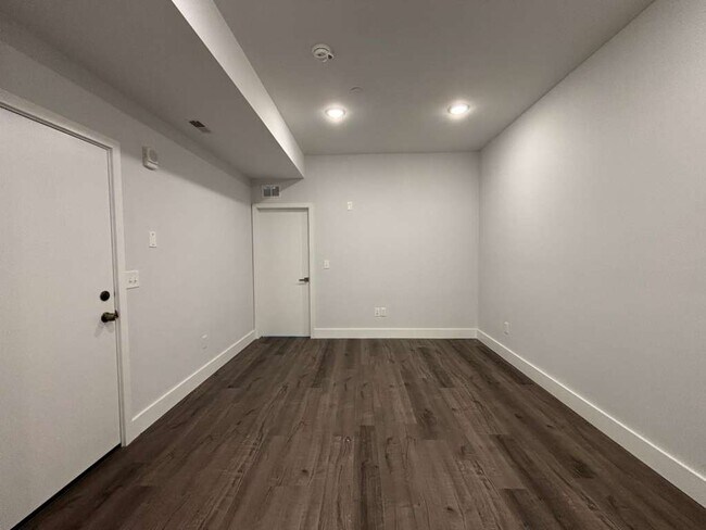 Área de estar - 2252 N Delhi St