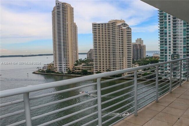 Foto del edificio - 325 S Biscayne Blvd