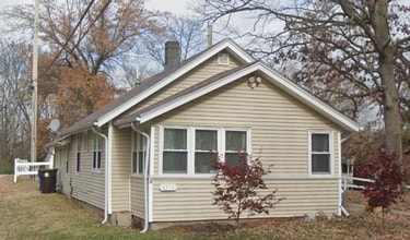 Building Photo - 1358 Oak Dr