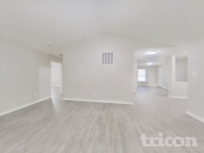 Building Photo - 3367 Pikes Peak Dr