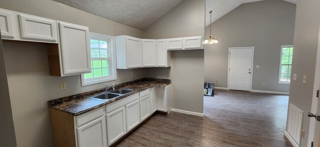 Building Photo - 103 Schmitt Ln