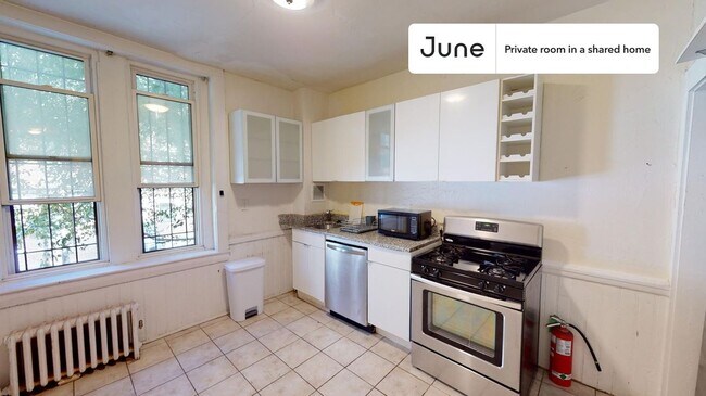 Building Photo - Private bedroom in 6 bed/2 bath Home