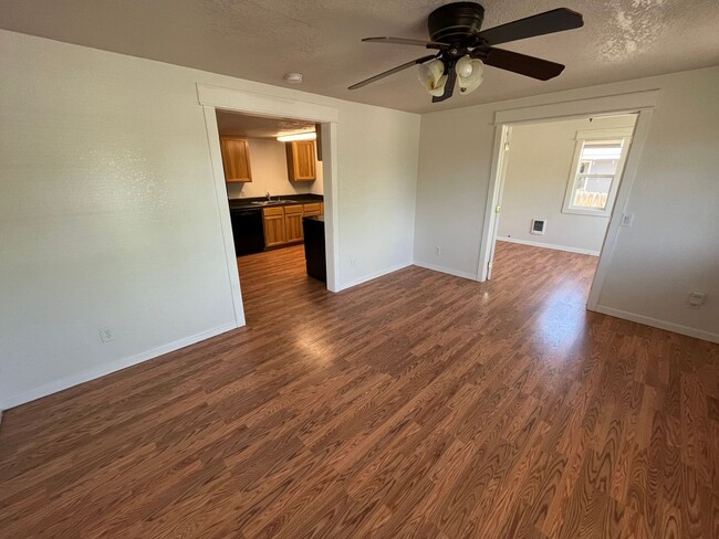 Foto del edificio - 2 Bed /1 Bath Home with Large Backyard and Great Location