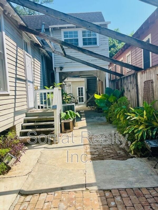 Building Photo - 815 Dante St