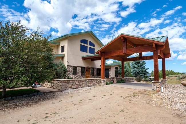 Foto del edificio - Private Hillside Ranch Home Available Wint...