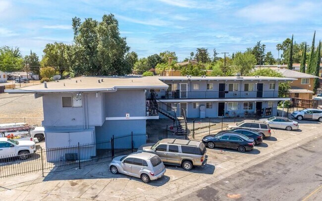 14 Unit Complex - 2562 Traction Ave