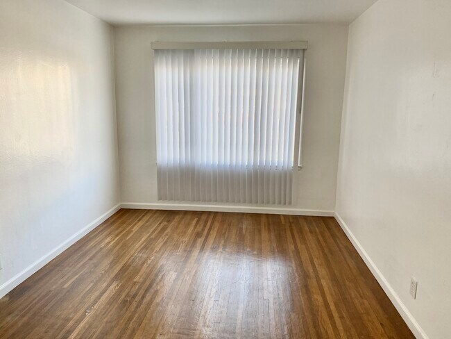 Building Photo - 3600 W 60th St