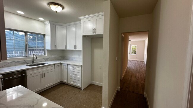 Building Photo - 213 W 41st Pl