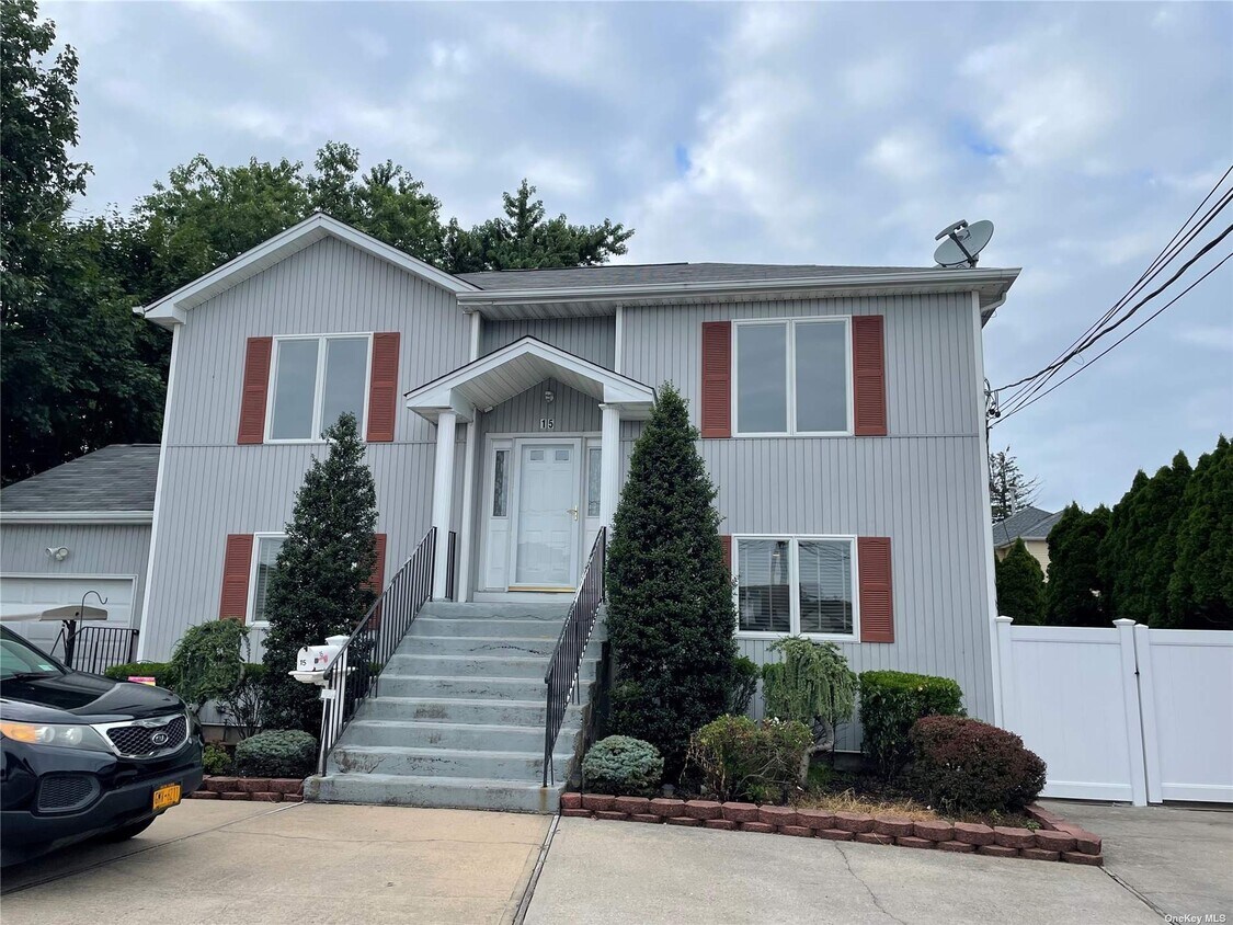 15 Shari Ct, Hicksville, NY 11801 House Rental in Hicksville, NY