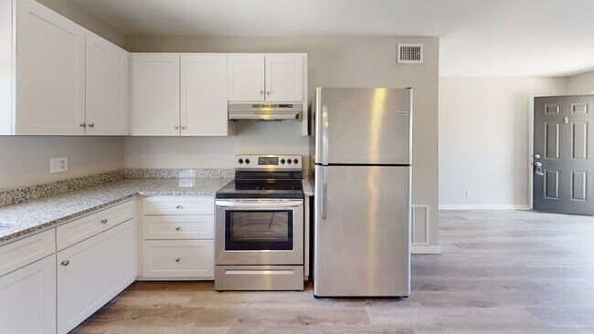 Foto del edificio - Lovely 2/1 apartment move in now- 1/2 off first month rent