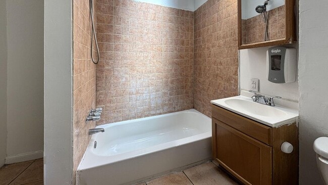 Building Photo - Bright & Practical 1BR/1BA on Lancaster Avenue