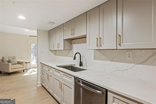 Foto del edificio - 72 Ivy Pkwy NE