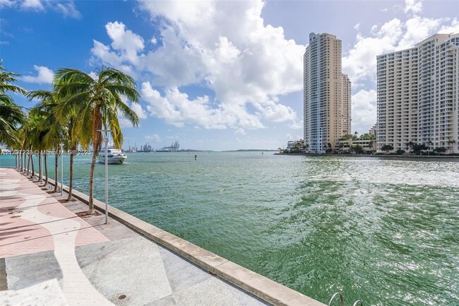 Foto del edificio - 335 S Biscayne Blvd