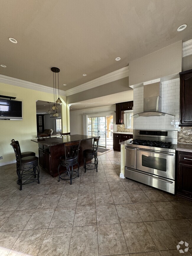 Island in kitchen with easy seating for 6 - 2524 Fairmount Ave