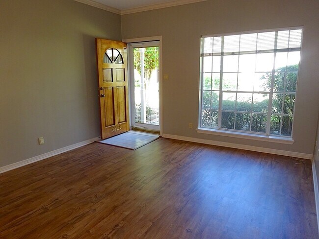 Foto del edificio - 2420 Stone Hollow Dr