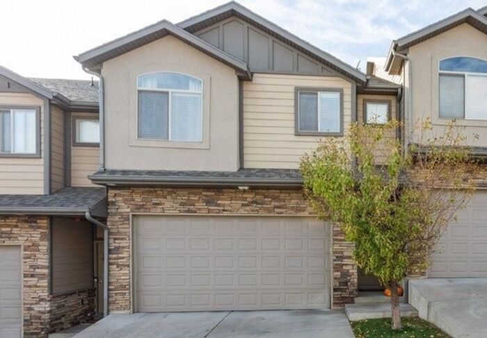 Foto principal - 3 bdrm 2 1/2 bth TownHome 2 Car Garage-Dog...