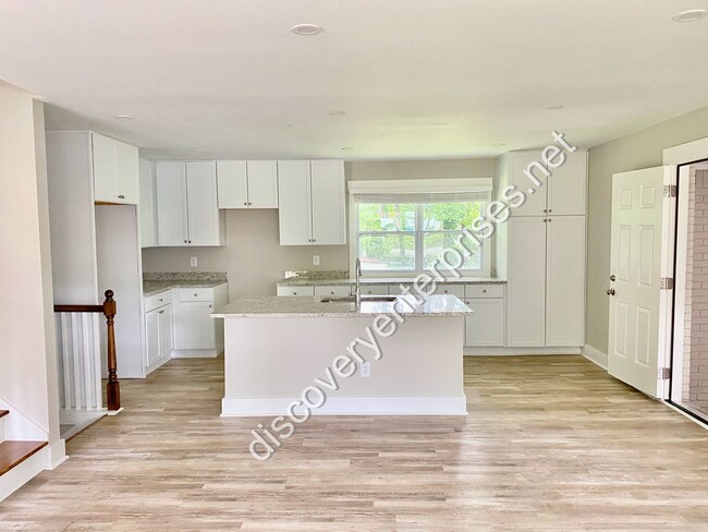 Building Photo - FULLY RENOVATED! 4 Bdrm / 2 Bath Home - Av...