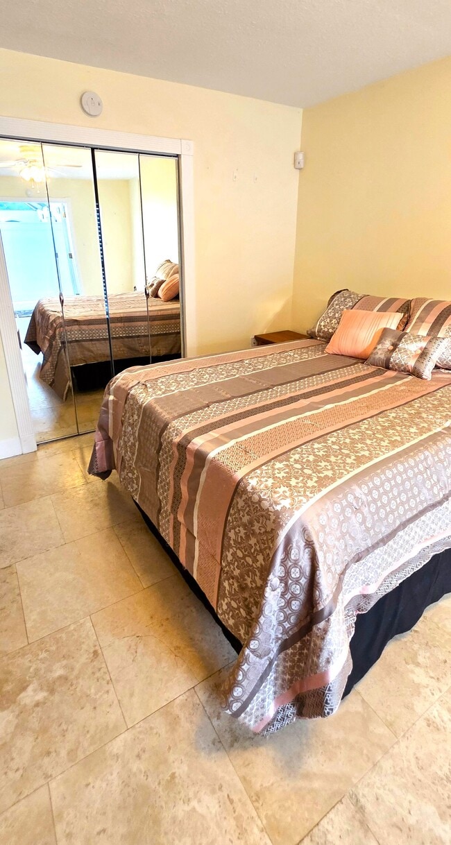 Building Photo - 10910 Diego Dr N