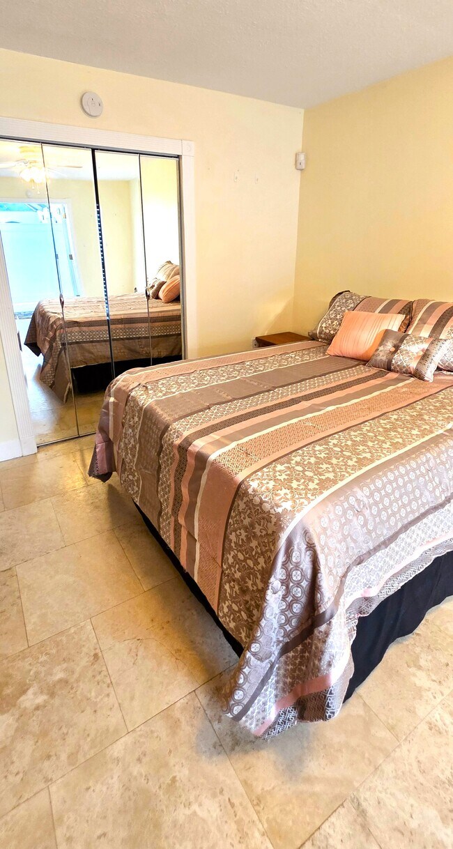 Cama tamaño queen. Extremadamente cómoda con un cubrecolchón de espuma viscoelástica de 10 cm. - 10910 Diego Dr N