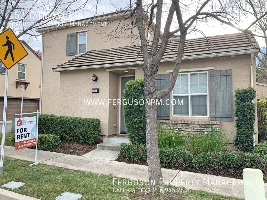 Foto principal - Two Bedroom Two and a Half Bathroom Home i...