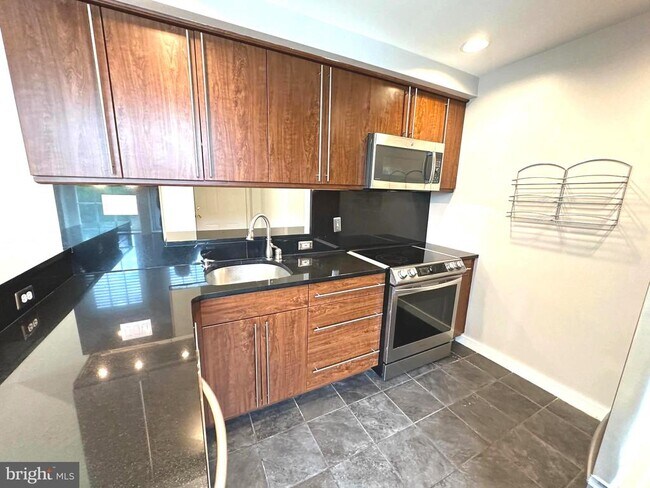 Foto del edificio - 104 Woodside Rd