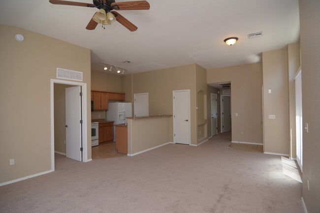 Building Photo - Well Maintained 2 Bedroom 2 Bath Home! Great South Tucson Location!