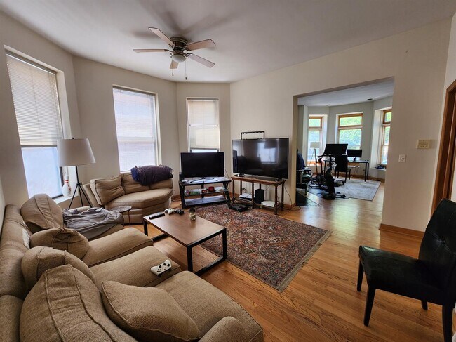 Building Photo - 1241 N Wolcott Ave