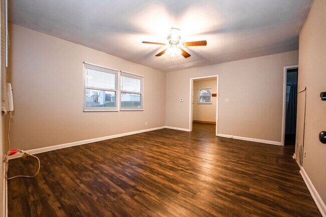 Building Photo - a0740gra