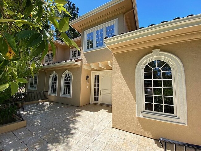 Building Photo - 1615 Wedgewood Dr