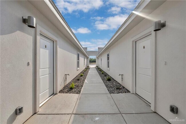 Foto del edificio - 33 Medina Drive Service Rd