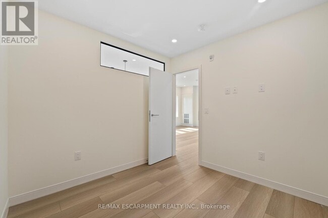 Building Photo - 123 Lincoln St