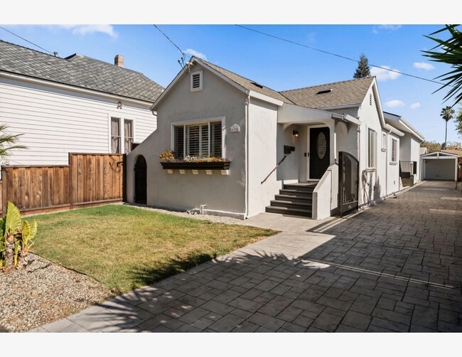 Building Photo - 674 E Julian St