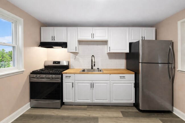 Foto del edificio - Renovated 3BR Rowhome with Central AC & Fenced Yard