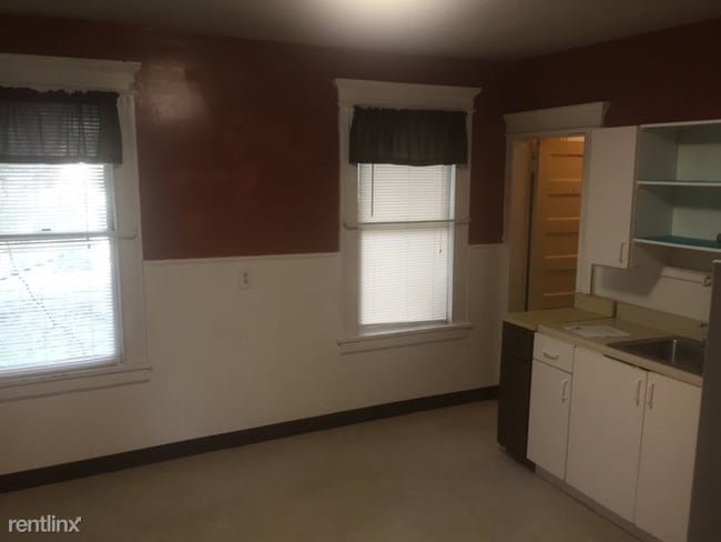 Building Photo - 2 br, 1 bath Apartment - 670 E Broadway