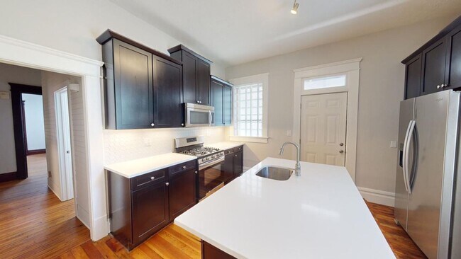 Foto del edificio - 5 BEDROOMS + 2 FULL BATHROOMS + 5 FREE OFF...