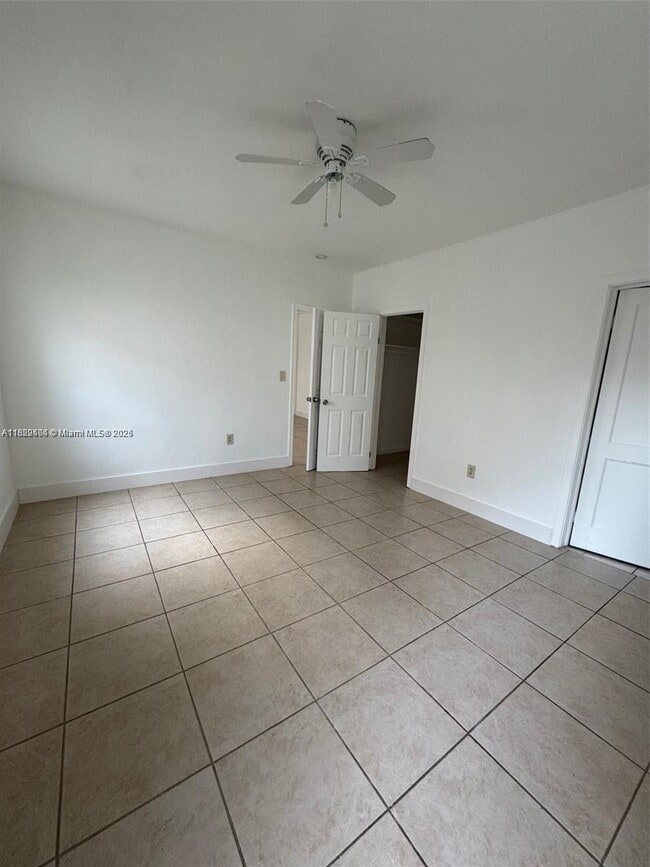 Building Photo - 945 Bay Dr