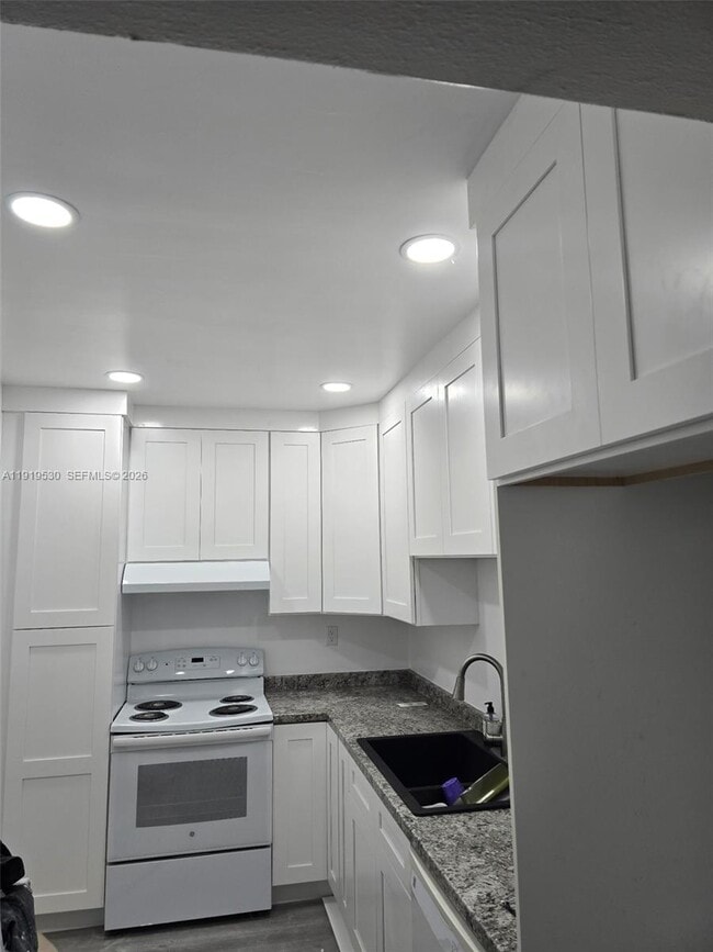 Building Photo - 9159 SW 77th Ave